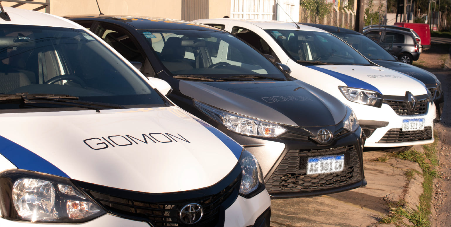 imagen de autos estacionados listos para salir con los colores y logos de Giomon
