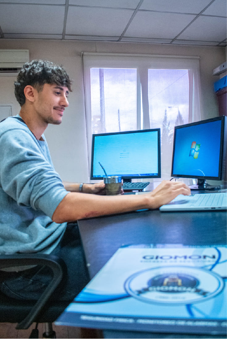 Persona enviando mail con el logo de Giomon