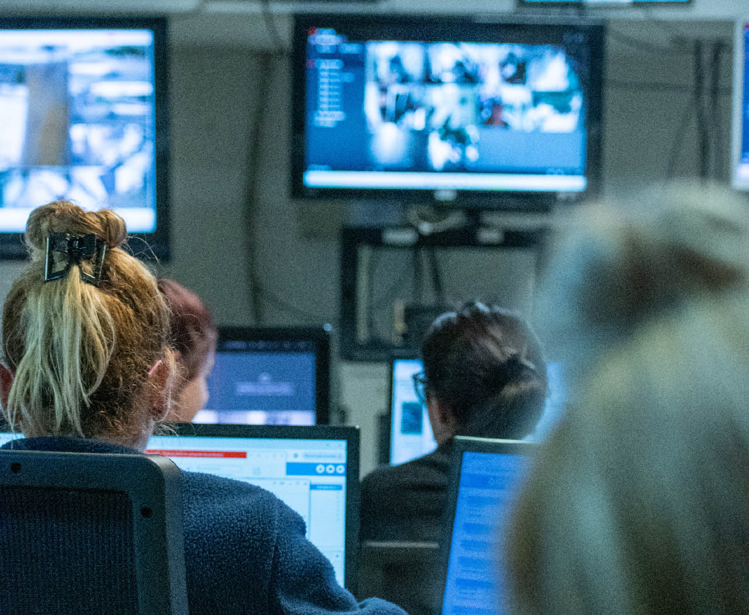 Imagen de camara de vigilancia con el logo de Giomon