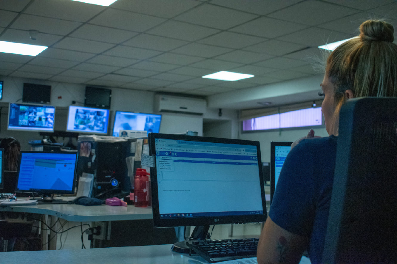 Imagen de centro de comandos de Giomond con una chica revisando las computadoras