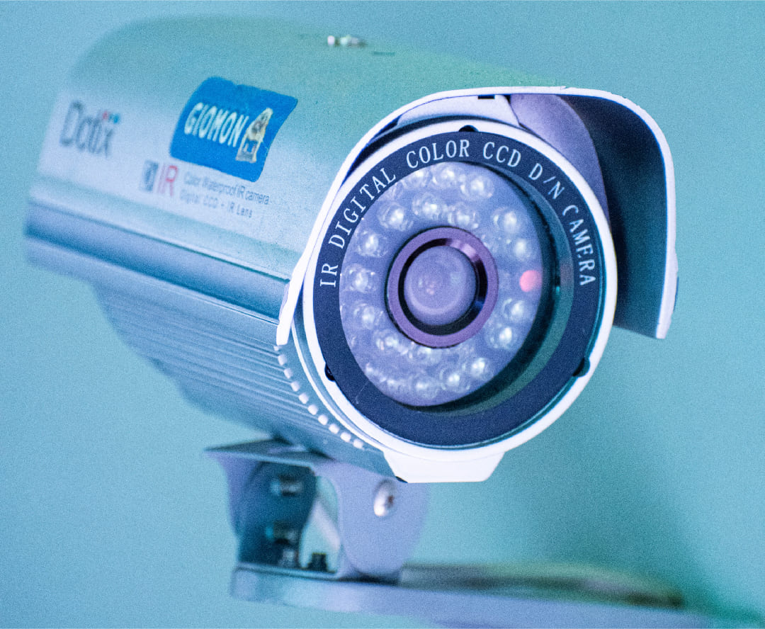 Imagen de camara de vigilancia con el logo de Giomon
